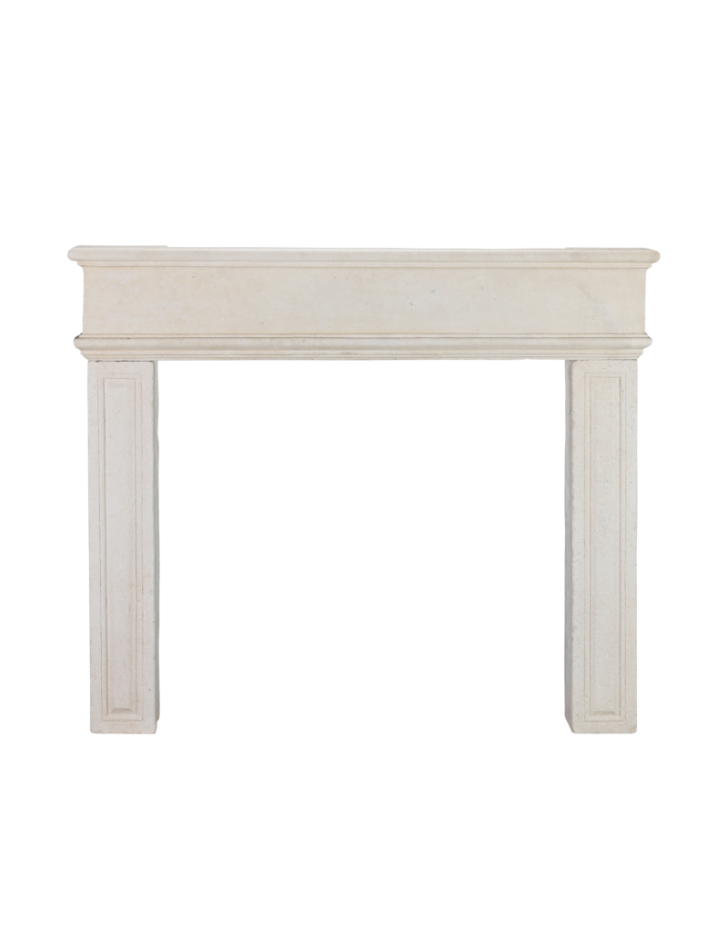 Maison Leon Van den Bogaert Elegante, antike Kaminumrandung aus Kalkstein für minimalistische Finca-Innenräume