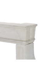 Maison Leon Van den Bogaert Elegante, antike Kaminumrandung aus Kalkstein für minimalistische Finca-Innenräume
