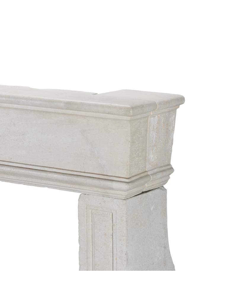 Maison Leon Van den Bogaert Elegante, antike Kaminumrandung aus Kalkstein für minimalistische Finca-Innenräume