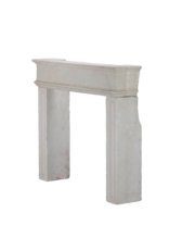 Maison Leon Van den Bogaert Elegante, antike Kaminumrandung aus Kalkstein für minimalistische Finca-Innenräume