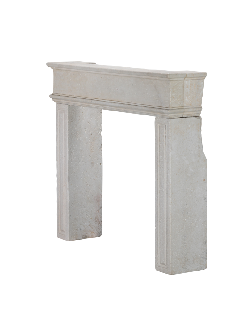 Maison Leon Van den Bogaert Elegante, antike Kaminumrandung aus Kalkstein für minimalistische Finca-Innenräume