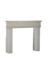 Maison Leon Van den Bogaert Elegante, antike Kaminumrandung aus Kalkstein für minimalistische Finca-Innenräume