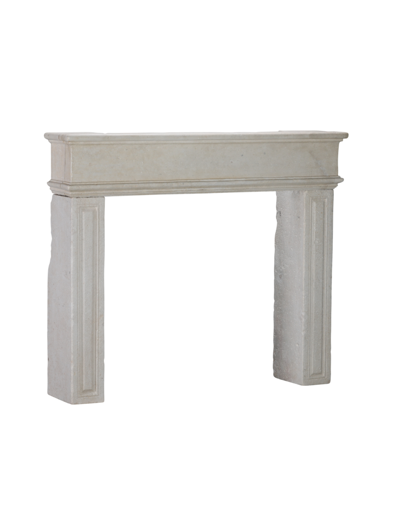 Maison Leon Van den Bogaert Elegante, antike Kaminumrandung aus Kalkstein für minimalistische Finca-Innenräume