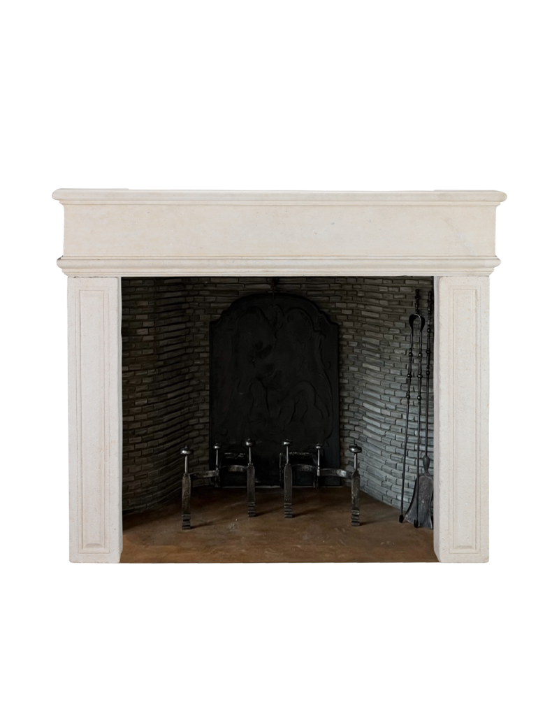 Maison Leon Van den Bogaert Elegante, antike Kaminumrandung aus Kalkstein für minimalistische Finca-Innenräume