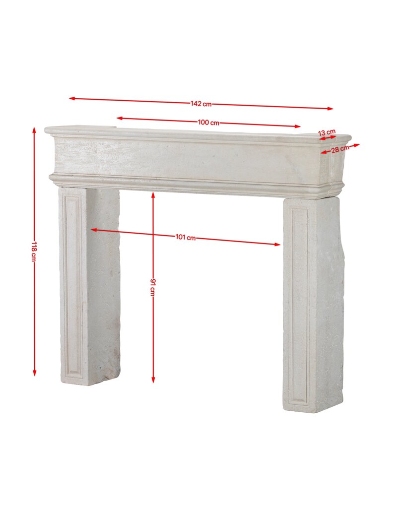 Maison Leon Van den Bogaert Elegante, antike Kaminumrandung aus Kalkstein für minimalistische Finca-Innenräume