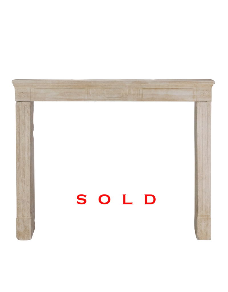 Maison Leon Van den Bogaert 140 cm Breite Kaminumrandung aus Kalkstein