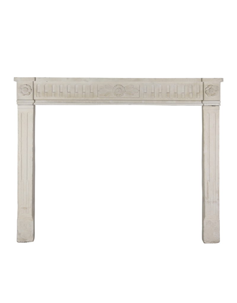 Maison Leon Van den Bogaert Elegante französische Kaminumrandung aus Kalkstein