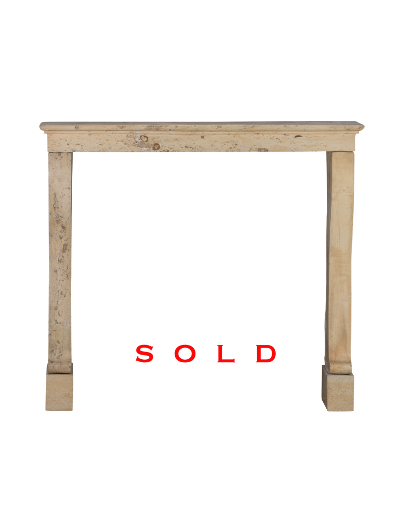 Antiker Französischer Steinkamin Für Quadratischen Kamin