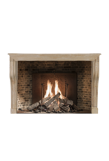 Maison Leon Van den Bogaert Auténtica chimenea francesa del siglo XVII en piedra caliza beige – Elegancia rústica como en Les Fermes de Marie en Megève