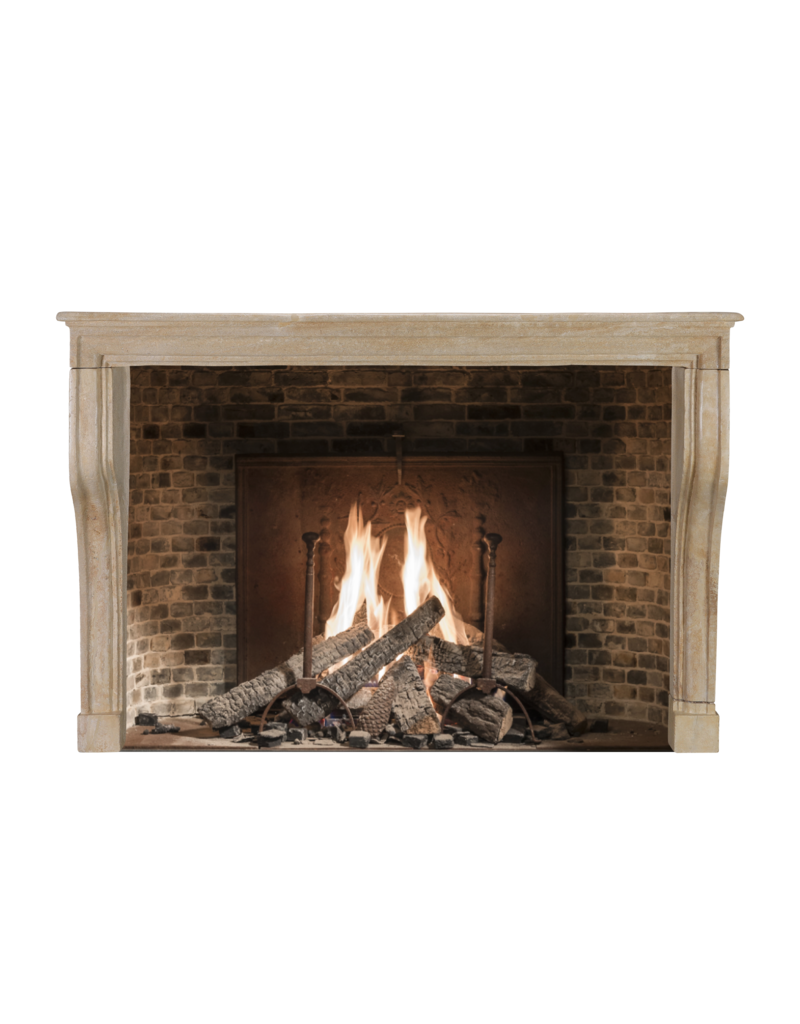Maison Leon Van den Bogaert Auténtica chimenea francesa del siglo XVII en piedra caliza beige – Elegancia rústica como en Les Fermes de Marie en Megève