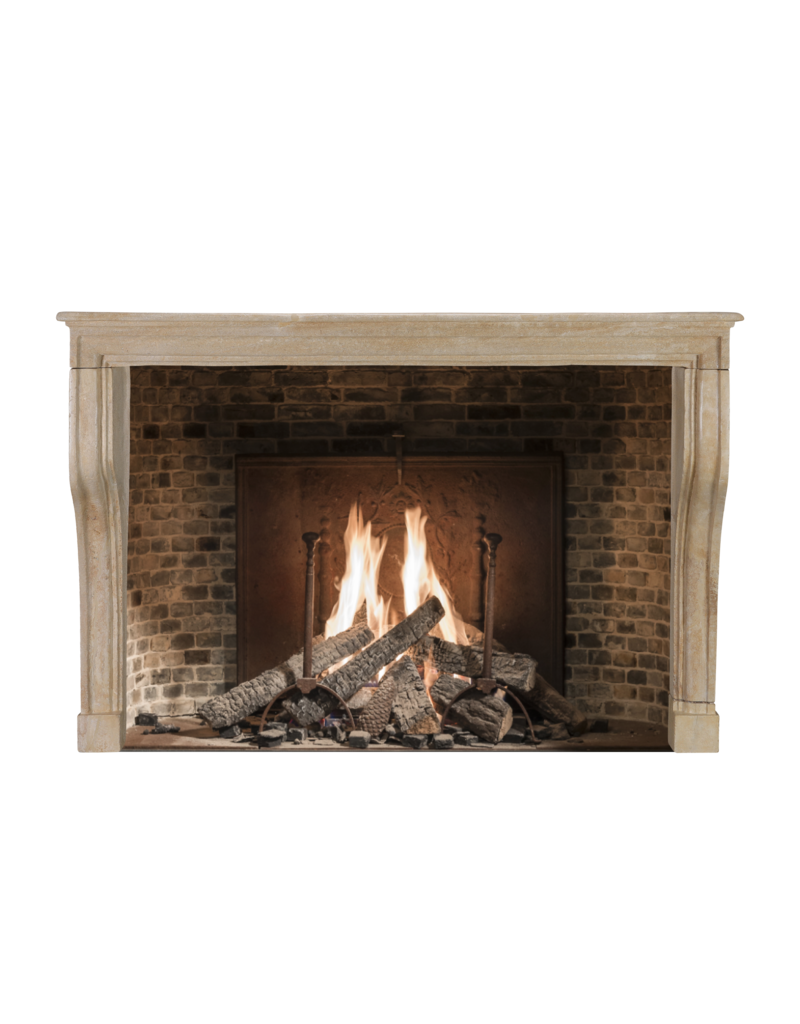 Maison Leon Van den Bogaert Originaler französischer Kamin aus dem 17. Jahrhundert in warmem Kalkstein – Authentische Atmosphäre wie im Hotel Les Fermes de Marie in Megève