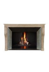 Maison Leon Van den Bogaert Auténtica chimenea francesa del siglo XVII en piedra caliza beige – Elegancia rústica como en Les Fermes de Marie en Megève