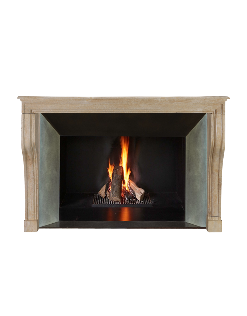 Maison Leon Van den Bogaert Auténtica chimenea francesa del siglo XVII en piedra caliza beige – Elegancia rústica como en Les Fermes de Marie en Megève