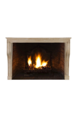 Maison Leon Van den Bogaert Auténtica chimenea francesa del siglo XVII en piedra caliza beige – Elegancia rústica como en Les Fermes de Marie en Megève