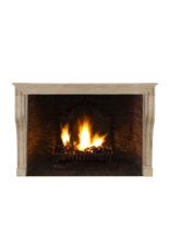 Maison Leon Van den Bogaert Originaler französischer Kamin aus dem 17. Jahrhundert in warmem Kalkstein – Authentische Atmosphäre wie im Hotel Les Fermes de Marie in Megève