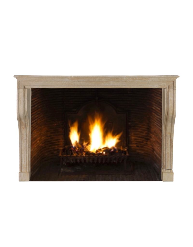 Maison Leon Van den Bogaert Auténtica chimenea francesa del siglo XVII en piedra caliza beige – Elegancia rústica como en Les Fermes de Marie en Megève