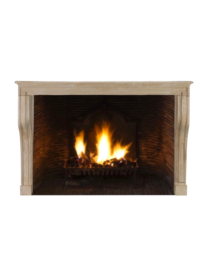Maison Leon Van den Bogaert Originaler französischer Kamin aus dem 17. Jahrhundert in warmem Kalkstein – Authentische Atmosphäre wie im Hotel Les Fermes de Marie in Megève