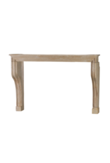 Maison Leon Van den Bogaert Auténtica chimenea francesa del siglo XVII en piedra caliza beige – Elegancia rústica como en Les Fermes de Marie en Megève