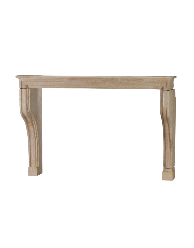 Maison Leon Van den Bogaert Auténtica chimenea francesa del siglo XVII en piedra caliza beige – Elegancia rústica como en Les Fermes de Marie en Megève