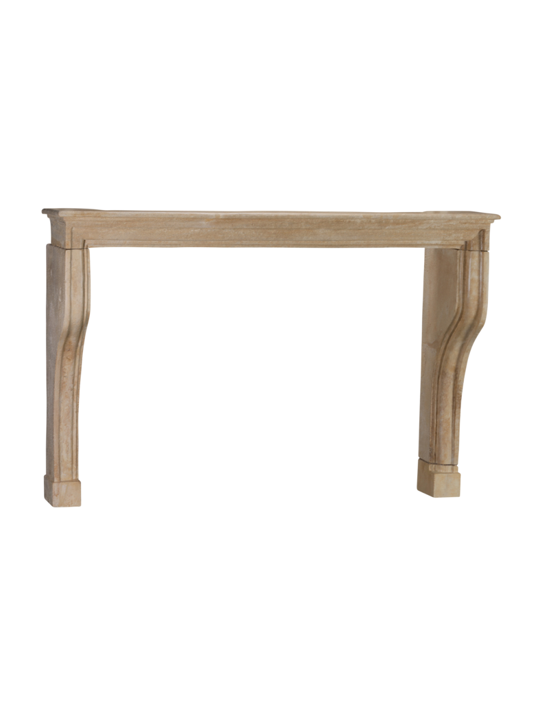 Maison Leon Van den Bogaert Auténtica chimenea francesa del siglo XVII en piedra caliza beige – Elegancia rústica como en Les Fermes de Marie en Megève