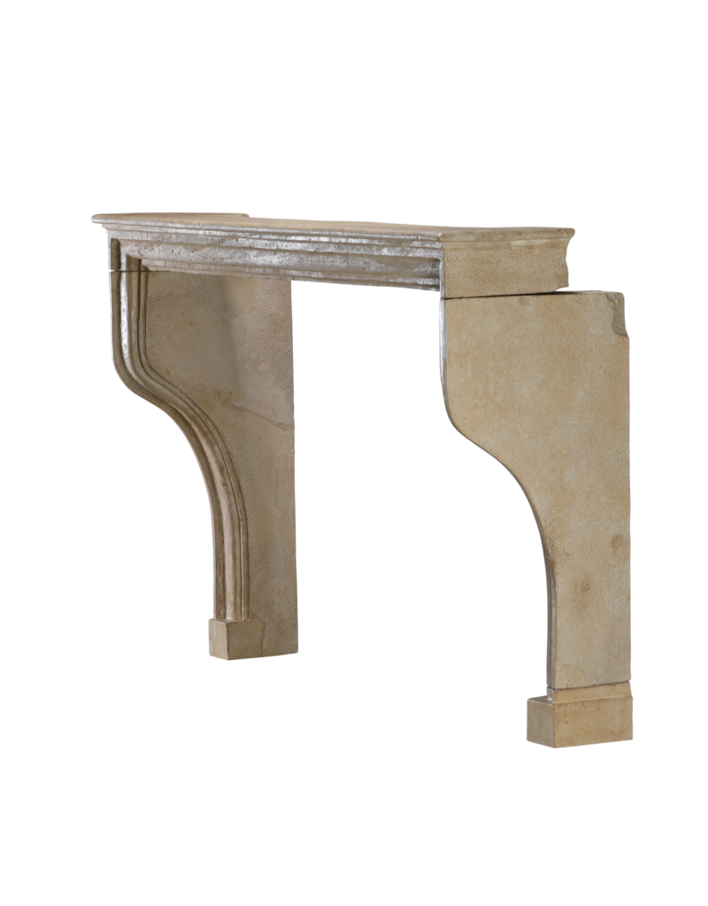 Maison Leon Van den Bogaert Auténtica chimenea francesa del siglo XVII en piedra caliza beige – Elegancia rústica como en Les Fermes de Marie en Megève