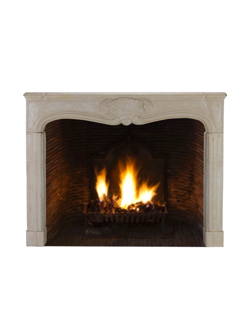 Maison Leon Van den Bogaert Authentischer 18. Jahrhundert französischer Kalkstein‑Kaminsims in off‑white mit ländlichem chic – 163 cm Breite
