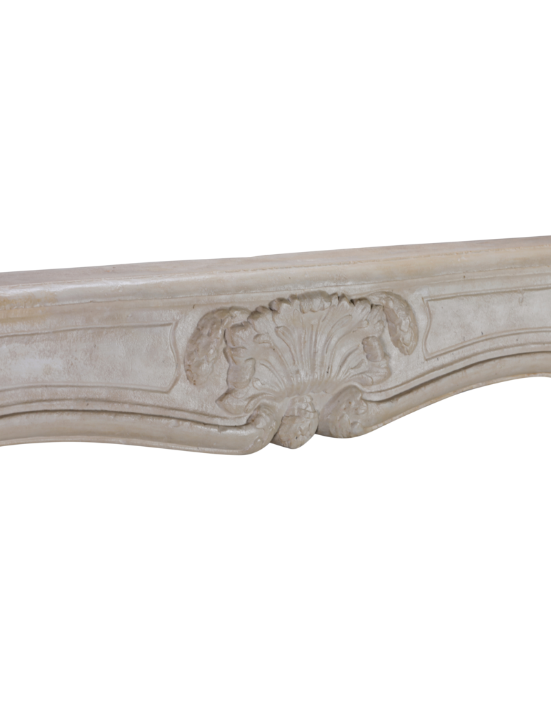 Maison Leon Van den Bogaert Authentischer 18. Jahrhundert französischer Kalkstein‑Kaminsims in off‑white mit ländlichem chic – 163 cm Breite