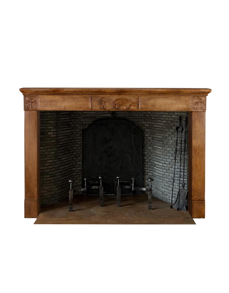 Maison Leon Van den Bogaert Früh­19. Jh. Französischer Kalkstein-Kamin­mantel mit handgeschnitztem Jagdrelief und Patina