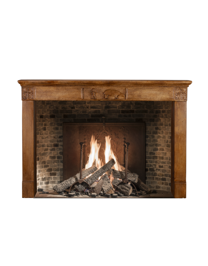 Maison Leon Van den Bogaert Früh­19. Jh. Französischer Kalkstein-Kamin­mantel mit handgeschnitztem Jagdrelief und Patina