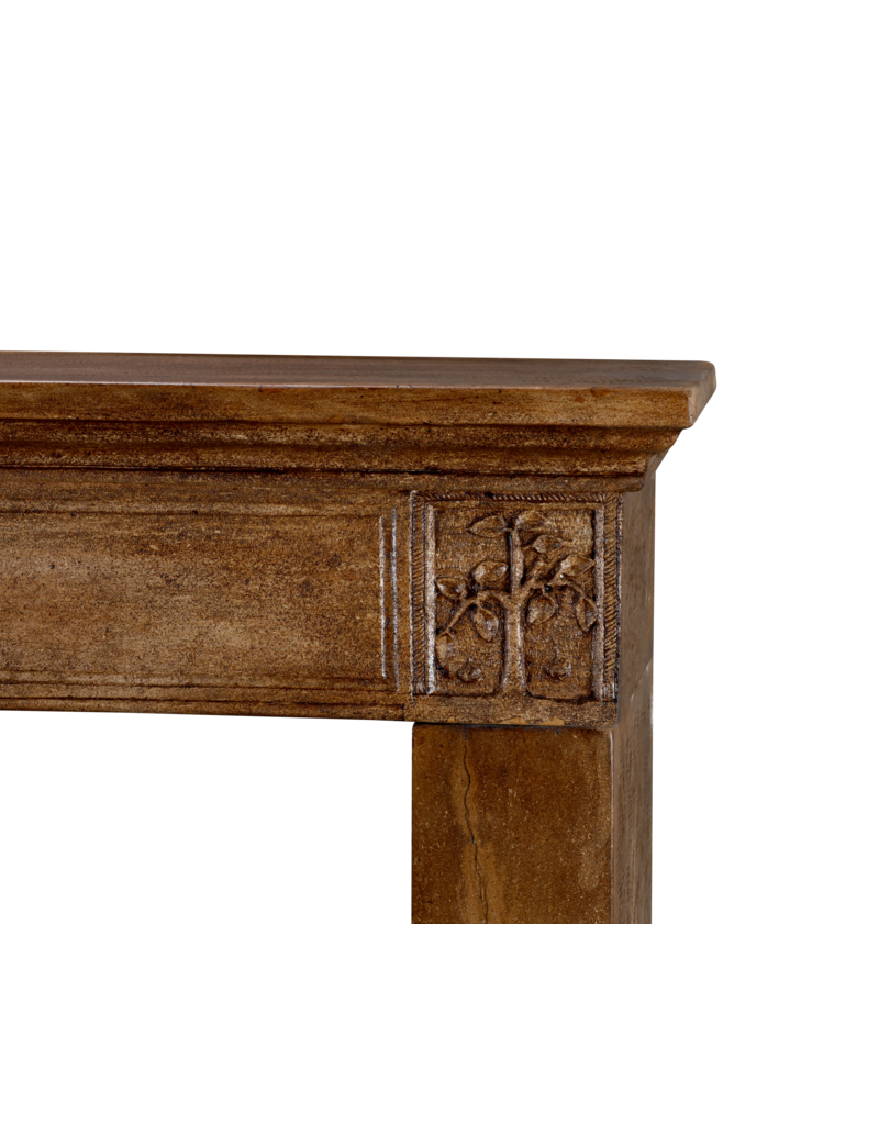 Maison Leon Van den Bogaert Cheminée début XIXe siècle en calcaire, sculptée à la main sur un thème de chasse et patinée