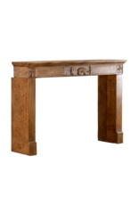 Maison Leon Van den Bogaert Früh­19. Jh. Französischer Kalkstein-Kamin­mantel mit handgeschnitztem Jagdrelief und Patina