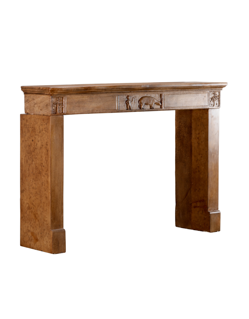 Maison Leon Van den Bogaert Früh­19. Jh. Französischer Kalkstein-Kamin­mantel mit handgeschnitztem Jagdrelief und Patina