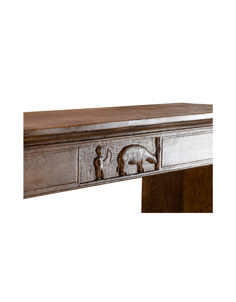 Maison Leon Van den Bogaert Cheminée début XIXe siècle en calcaire, sculptée à la main sur un thème de chasse et patinée