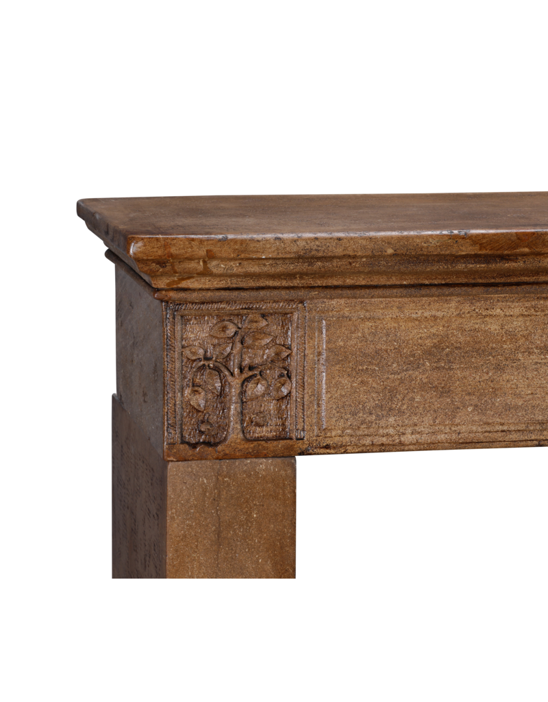 Maison Leon Van den Bogaert Cheminée début XIXe siècle en calcaire, sculptée à la main sur un thème de chasse et patinée