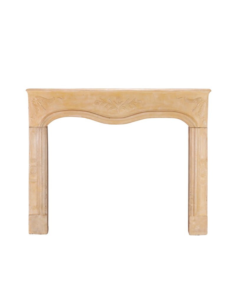 Maison Leon Van den Bogaert Romantische Franse Kalkstenen Schouwomlijsting  Met Bloemensnijwerk – Elegante Provinciaal Rocaille Stijl