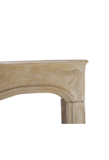 Maison Leon Van den Bogaert Romantische Franse Kalkstenen Schouwomlijsting  Met Bloemensnijwerk – Elegante Provinciaal Rocaille Stijl