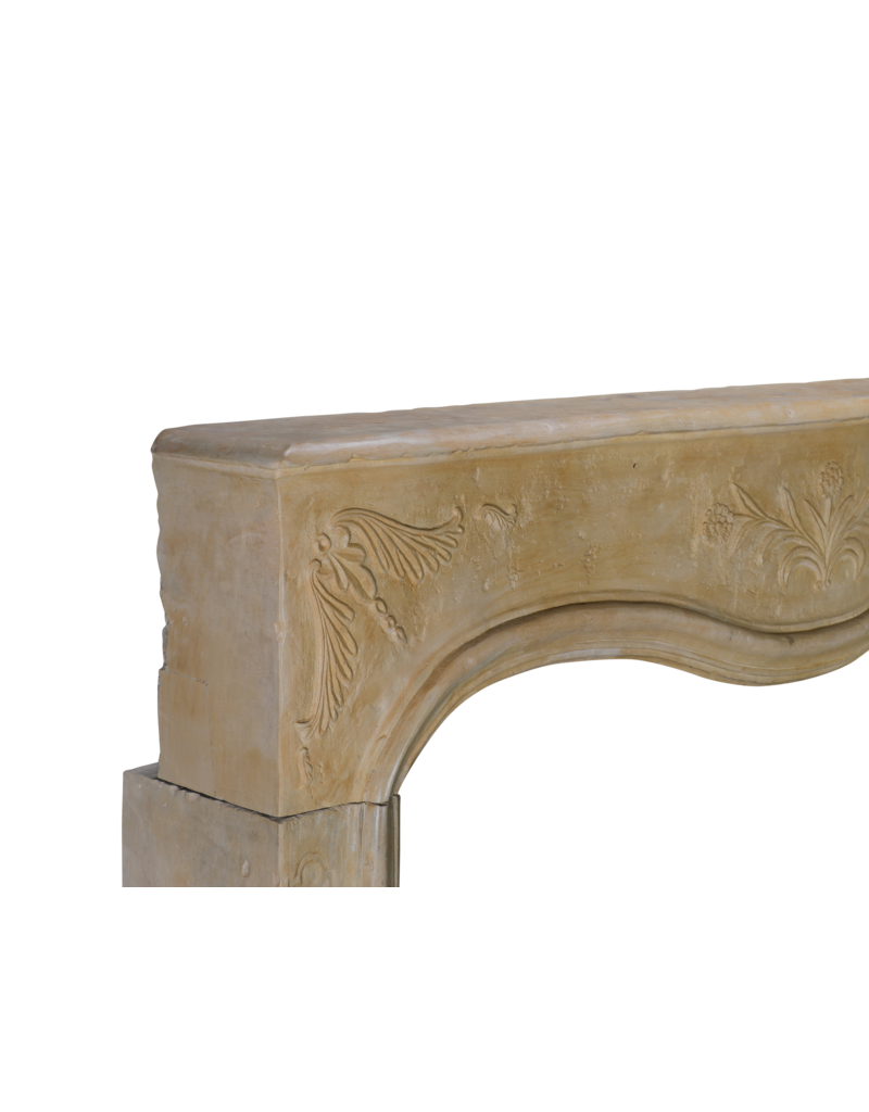 Maison Leon Van den Bogaert Romantische Franse Kalkstenen Schouwomlijsting  Met Bloemensnijwerk – Elegante Provinciaal Rocaille Stijl