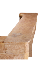 Maison Leon Van den Bogaert Antike 18. Jh. Französische Kaminumrahmung aus burgundischem Rosé‑Beige Marmor – Groß, Recycelt, Rarität