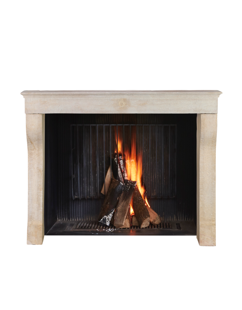 Maison Leon Van den Bogaert Elegante 19e-eeuwse Franse Schouwmantel In Licht Kalksteen Met Zacht Gebogen Benen