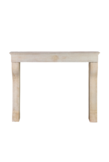 Maison Leon Van den Bogaert Elegante 19e-eeuwse Franse Schouwmantel In Licht Kalksteen Met Zacht Gebogen Benen