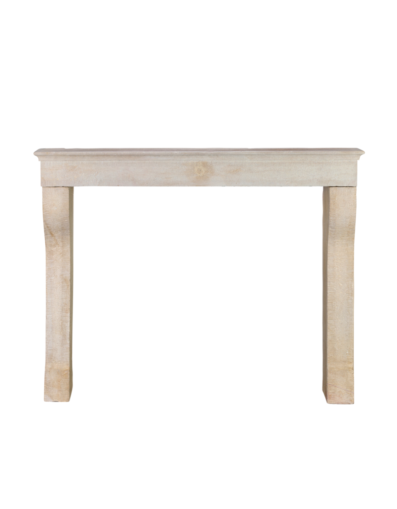 Maison Leon Van den Bogaert Elegante 19e-eeuwse Franse Schouwmantel In Licht Kalksteen Met Zacht Gebogen Benen