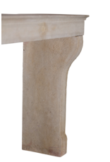 Maison Leon Van den Bogaert Elegante Repisa De Chimenea Antigua Del Siglo XIX En Piedra Caliza Pálida Con Jambas Curvas