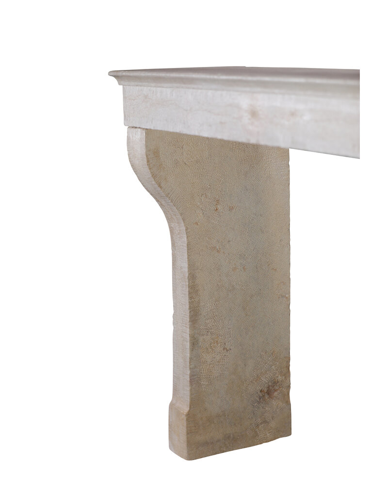 Maison Leon Van den Bogaert Elegante Repisa De Chimenea Antigua Del Siglo XIX En Piedra Caliza Pálida Con Jambas Curvas