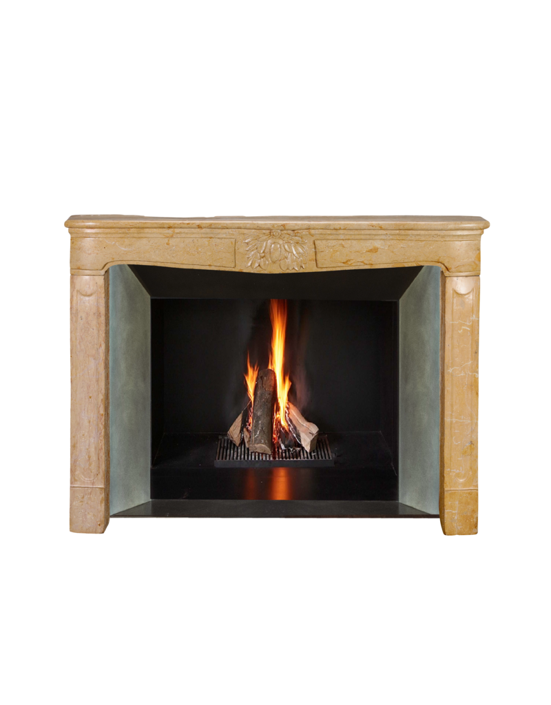 Maison Leon Van den Bogaert Originaler Französischer Kamin Aus Warmem Ockerfarbenem Marmor Mit floralen Details