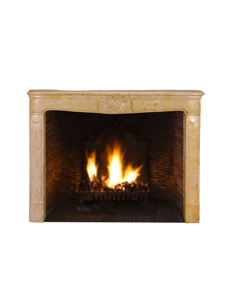 Maison Leon Van den Bogaert Originaler Französischer Kamin Aus Warmem Ockerfarbenem Marmor Mit floralen Details