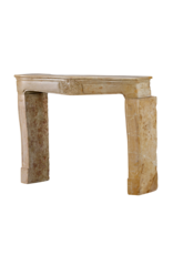 Maison Leon Van den Bogaert Chimenea Original En Mármol Ocre Claro Con Pátina Natural Y Ornamentación Floral