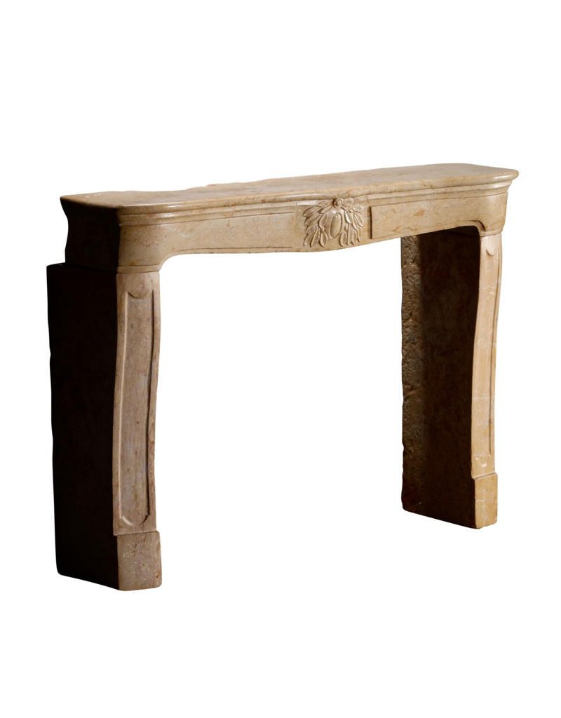 Maison Leon Van den Bogaert Chimenea Original En Mármol Ocre Claro Con Pátina Natural Y Ornamentación Floral