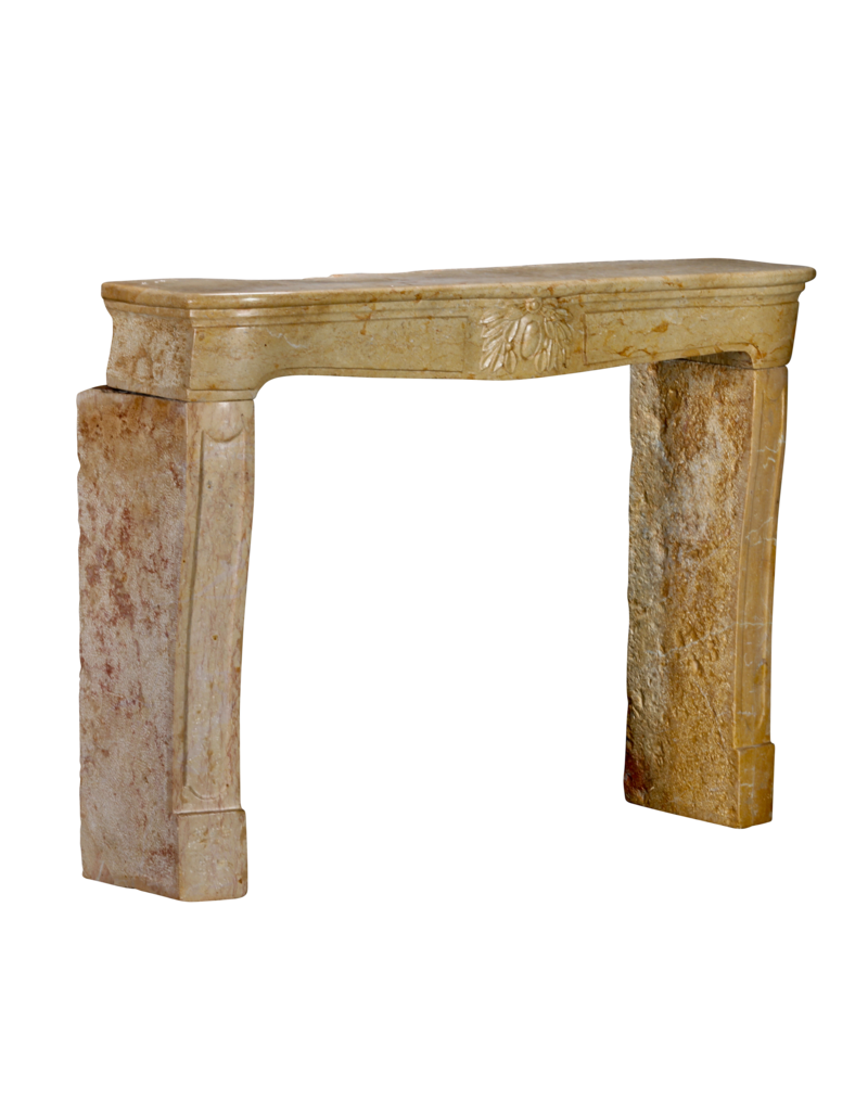 Maison Leon Van den Bogaert Chimenea Original En Mármol Ocre Claro Con Pátina Natural Y Ornamentación Floral