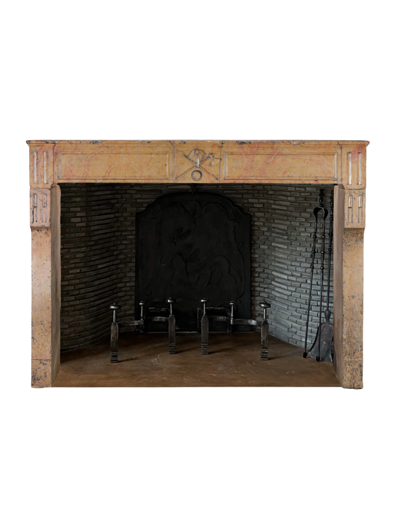 Maison Leon Van den Bogaert Cheminée en pierre calcaire de Corton, signée H. Duplain en 1857 – Époque Second Empire, pour la famille viticole Besancenot (fondée en 1850), à Beaune