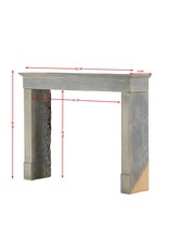 Maison Leon Van den Bogaert Eleganter Kamin aus poliertem burgundischem Kalkstein – minimalistisches Design für Interieurs im Inselstil mit Nantucket-Farben